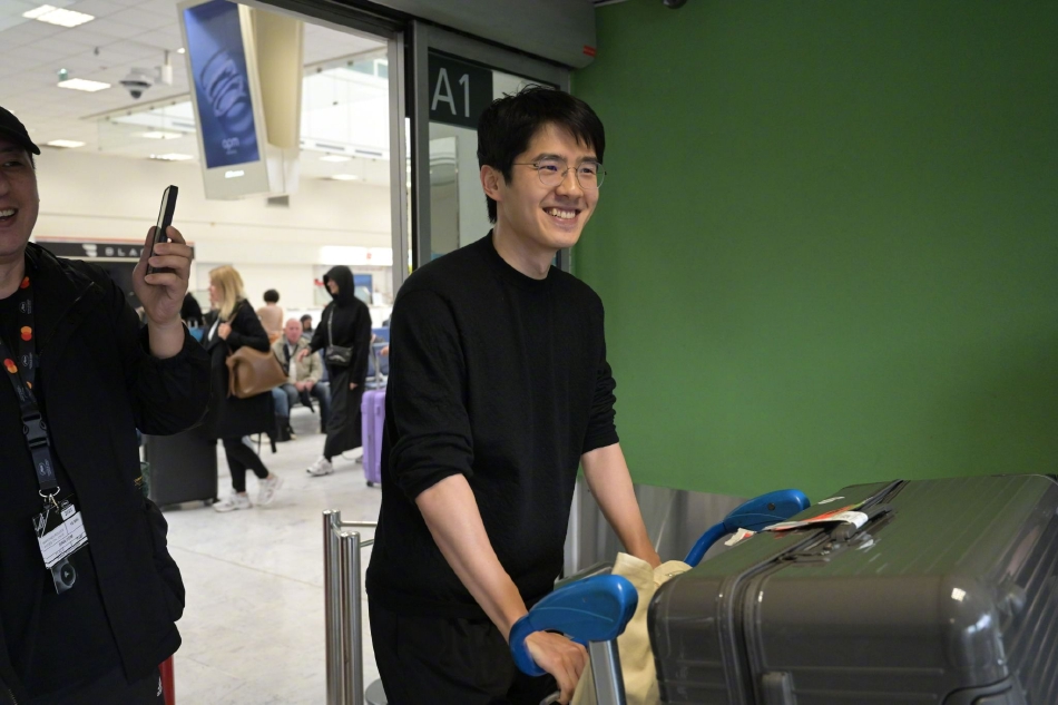 组图:刘昊然戛纳机场到达图释出 戴眼镜素颜生图依旧帅气