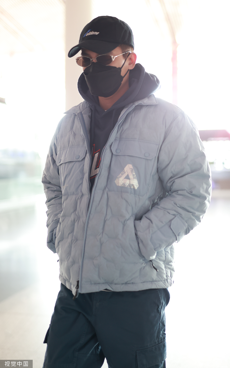 组图:欧豪身穿浅蓝色棉服现身机场 戴墨镜对镜挥手好亲切
