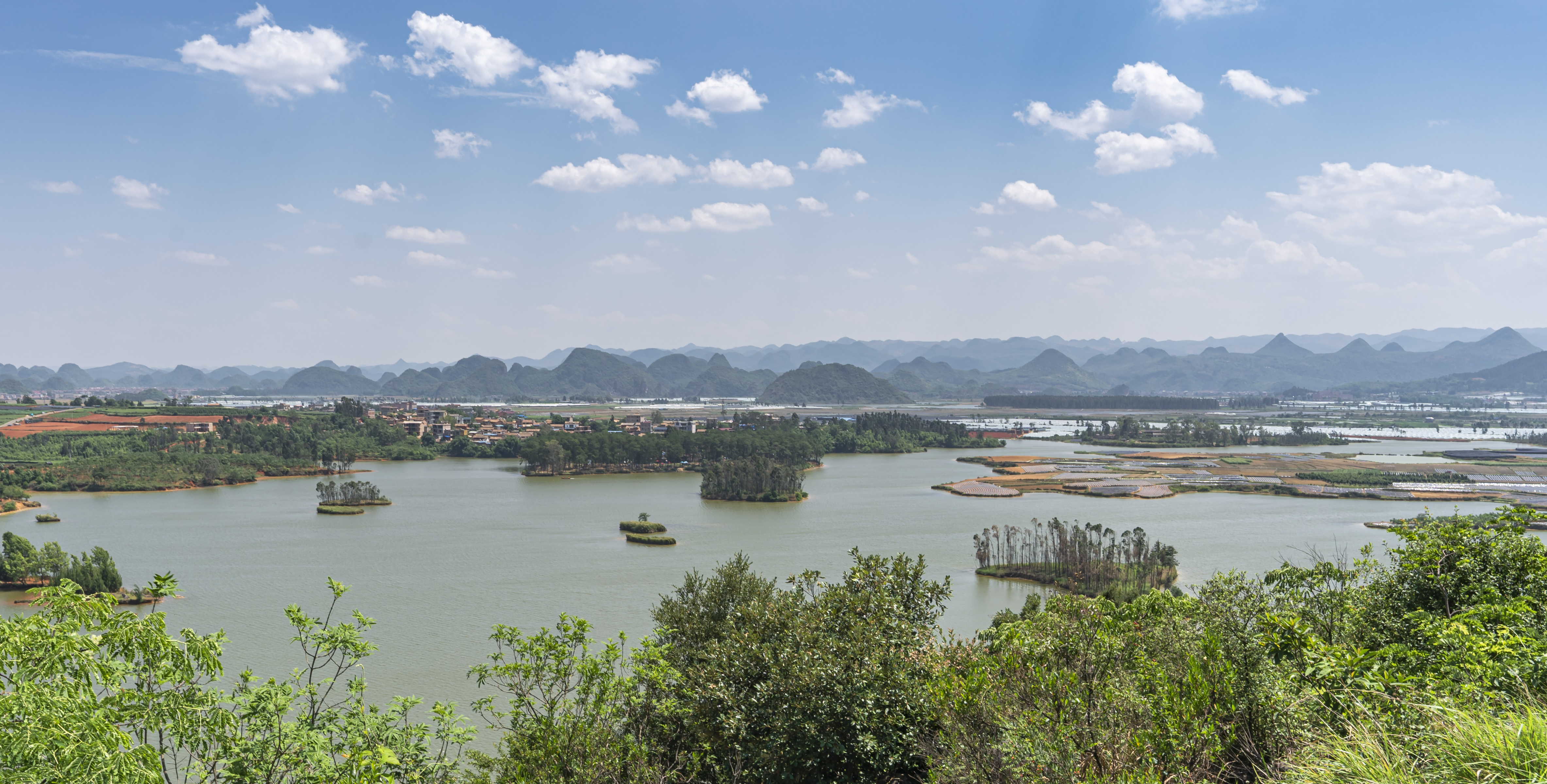云南文山州丘北县普者黑喀斯特岩溶地貌山水田园风光