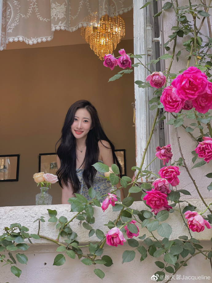 美女艺人张天馨迷人美照欣赏, 气质很优雅