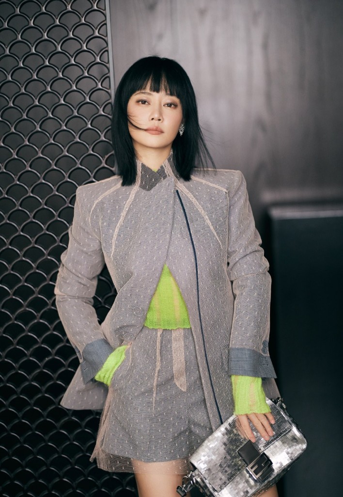 谭卓双层拼接套装造型时尚品牌活动写真 留齐刘海眼神超凌厉