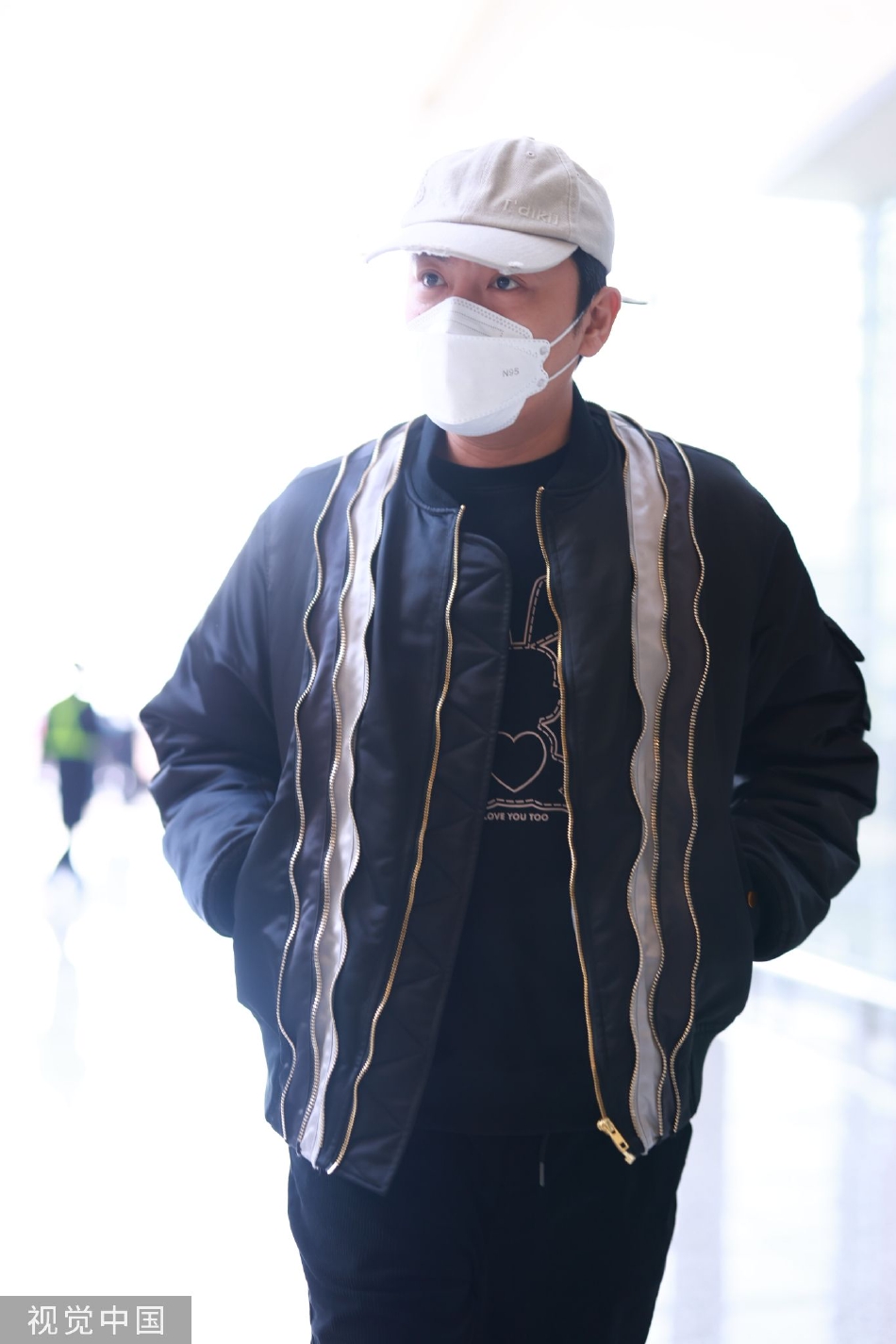 组图:秦昊波浪纹黑外套现身机场 米色棒球帽休闲帅气