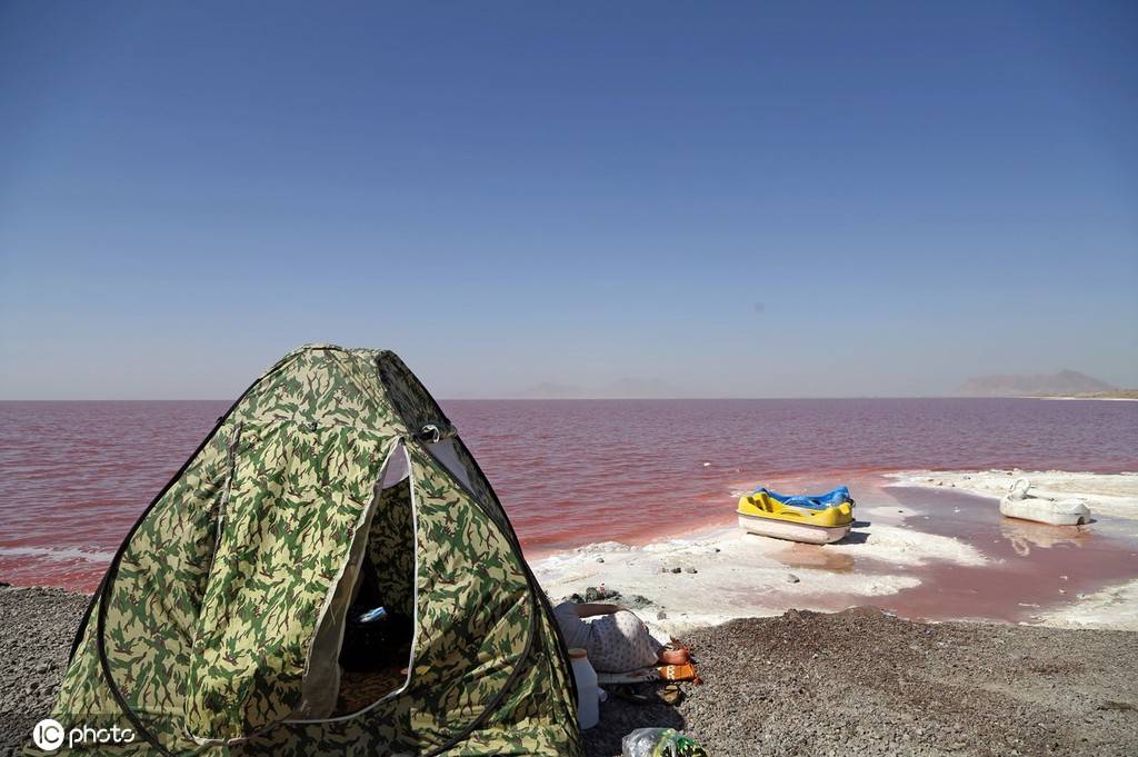 伊朗乌鲁米耶湖因干旱湖水变血红色 美得令人窒息