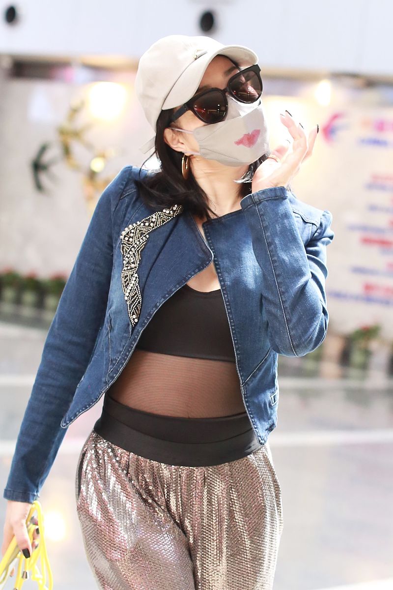 钟丽缇街拍:牛仔夹克内搭透视装金属长裤 戴唇印口罩戏精上身