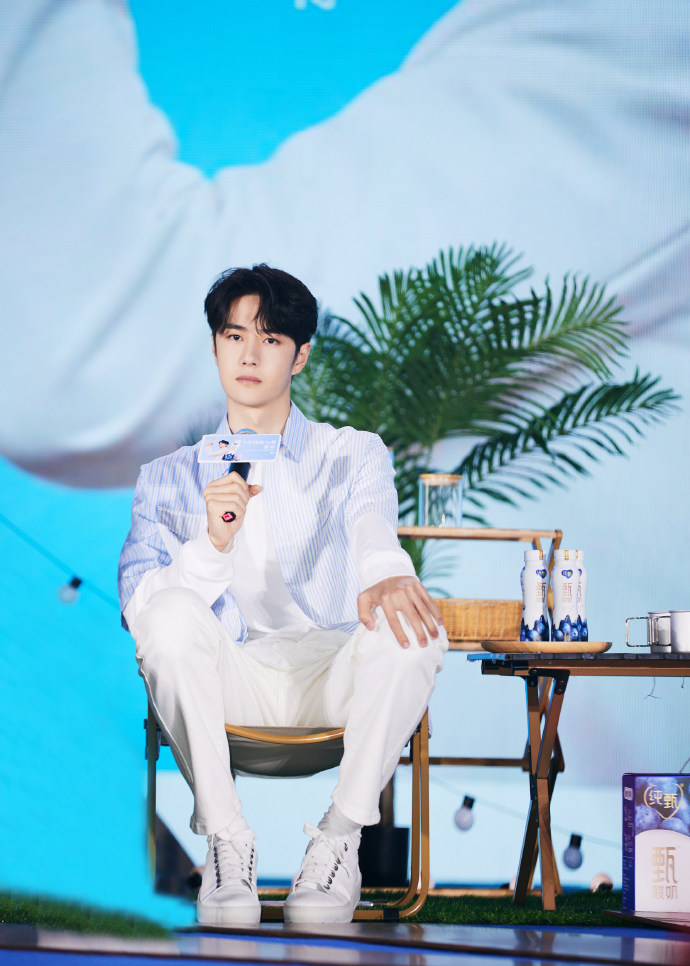 组图:王一博夏日穿搭温柔清新 嘴角一抹浅笑衬无暇少年感