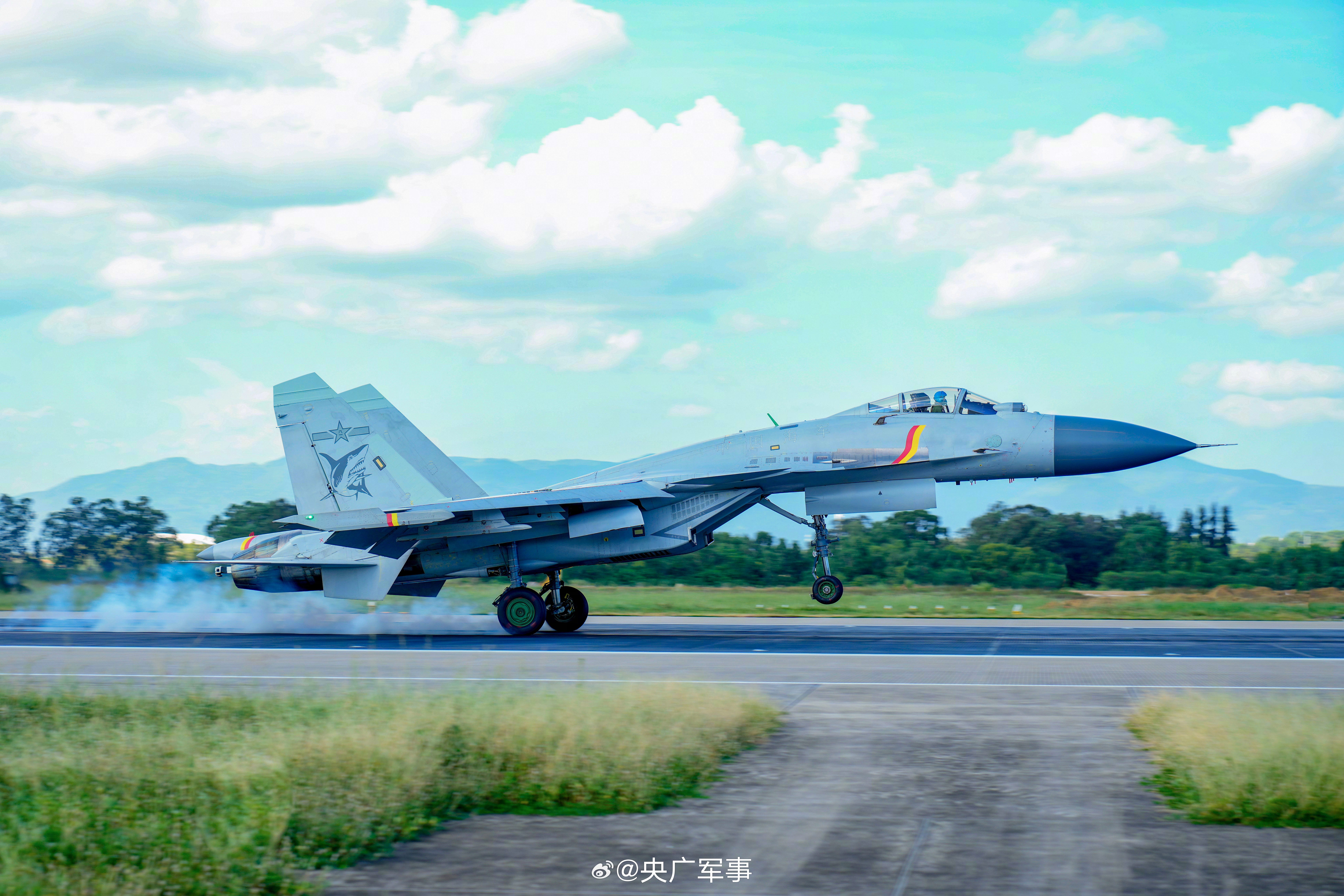 歼-15舰载战斗机飞行训练掠影