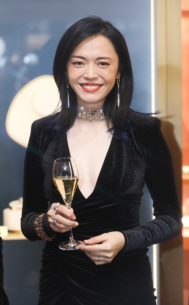 姚晨穿深v连衣裙,大秀美腿,妆容精致大气