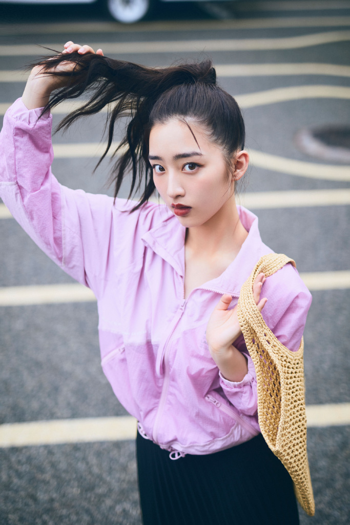 邓恩熙发布粉衬衫搭编织包品牌宣传写真 高扎发辫青春恣意