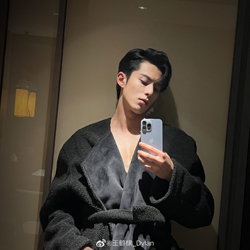 组图:王鹤棣gq盛典晒照纪念 睡衣与白西装两套造型切换帅气逼人