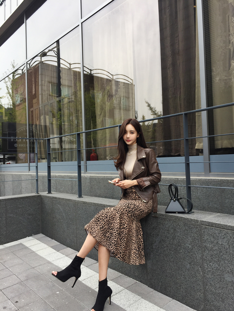 孙允珠高清美图:沙漠玫瑰机车棕咖俊俏皮夹克