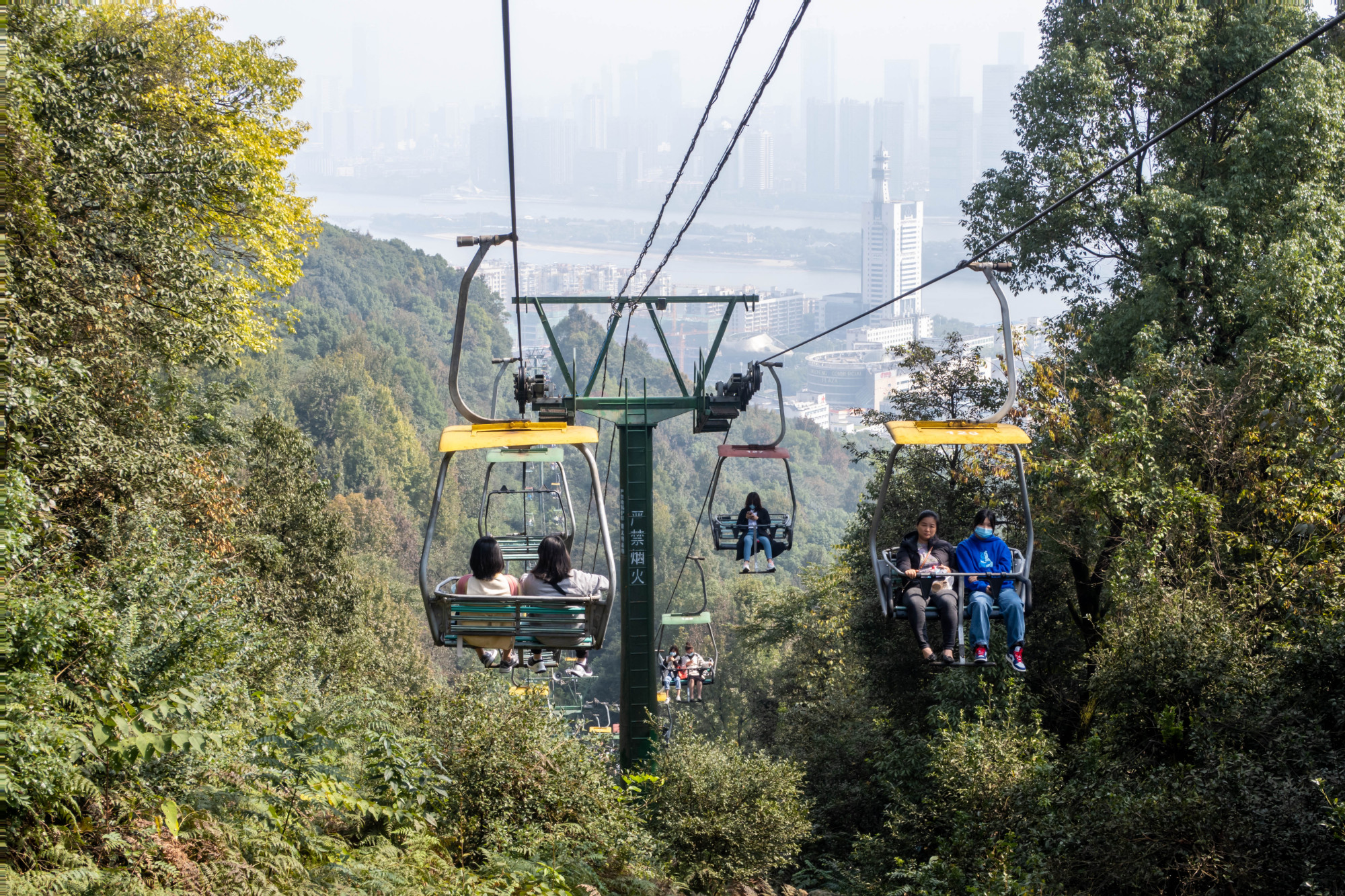 长沙岳麓山的缆车最后的画面,运营20多年终于退休了