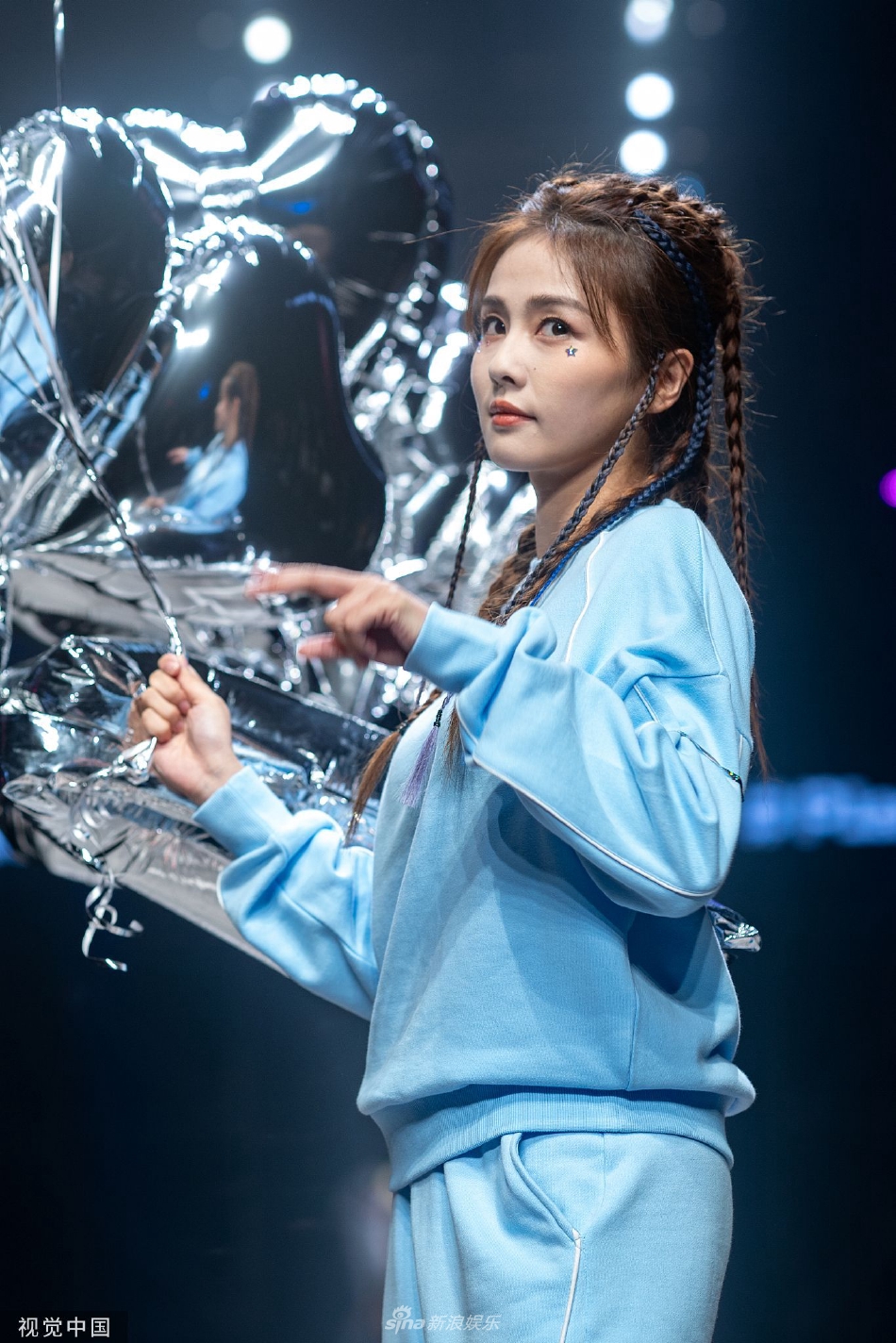 组图:白鹿登台走秀 蓝色运动套装配拳击辫甜酷满分
