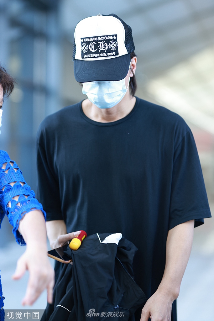 组图:言承旭全黑look现身机场 帽子遮面低调难挡高人气