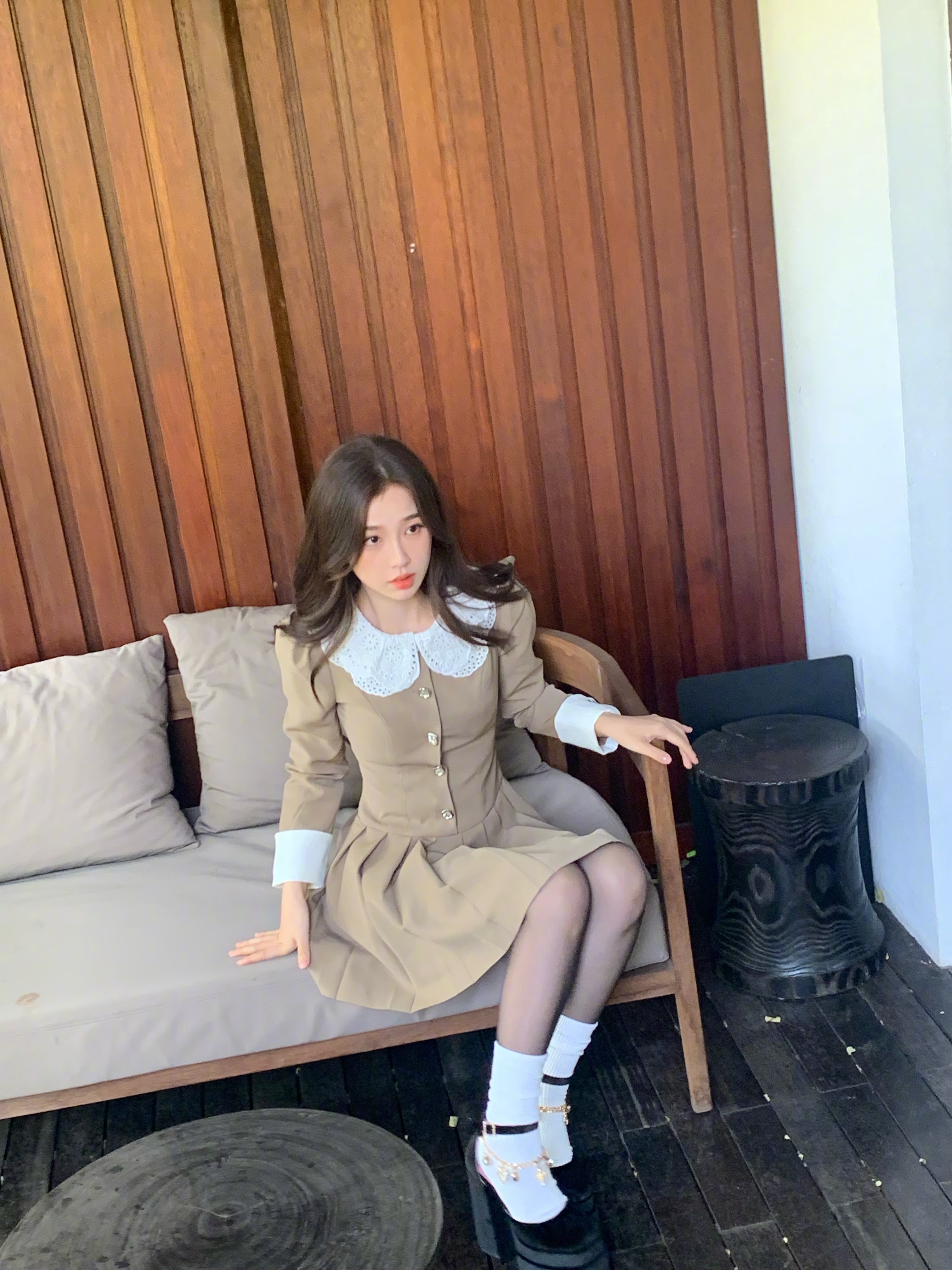 虞书欣初秋氛围感写真,豆绿色系腰百褶裙,长发大波浪,又甜又辣