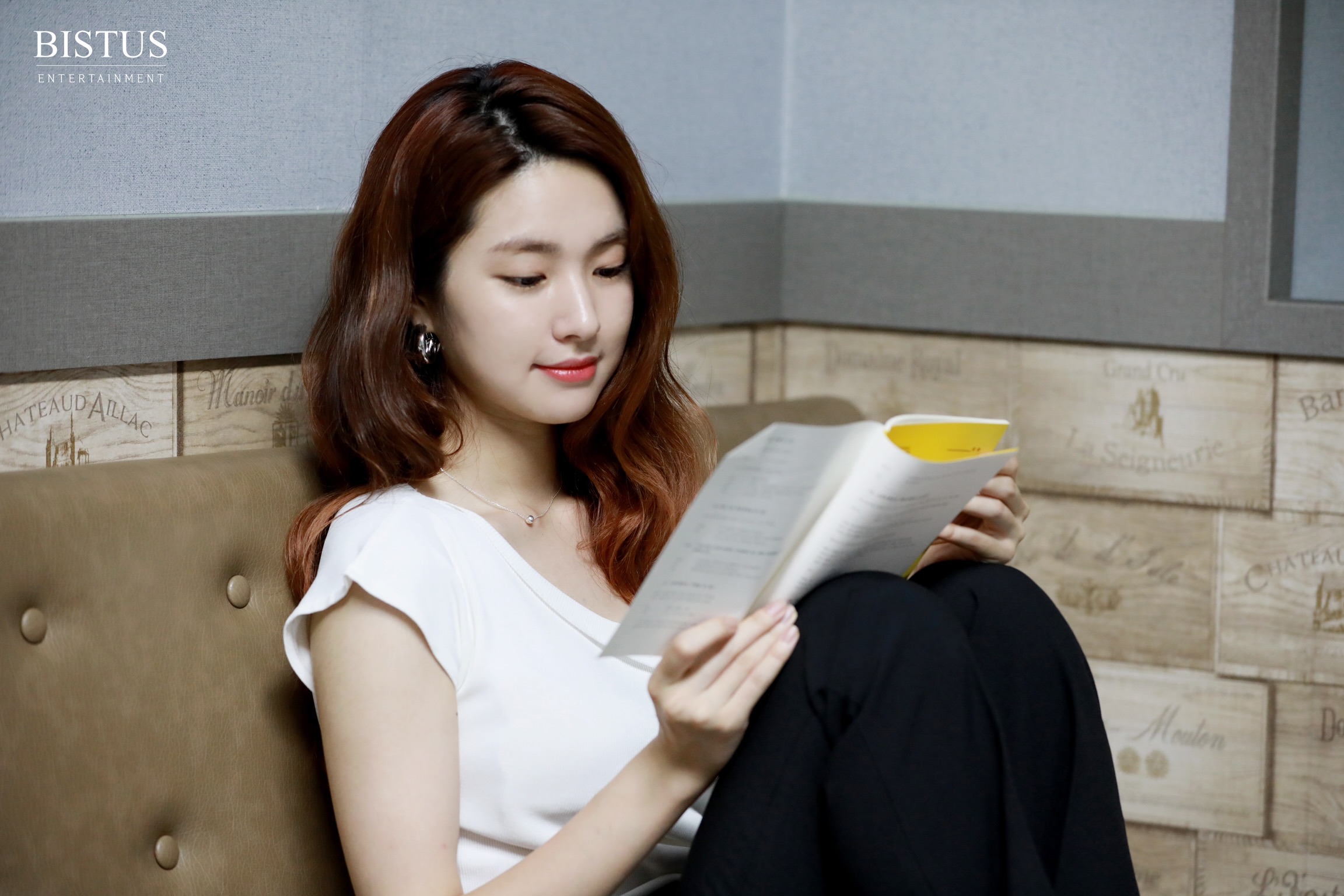 韩国美女演员何英