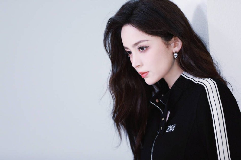 组图:娜扎皮衣造型酷飒十足 眼神凌厉有范侧颜精致动人