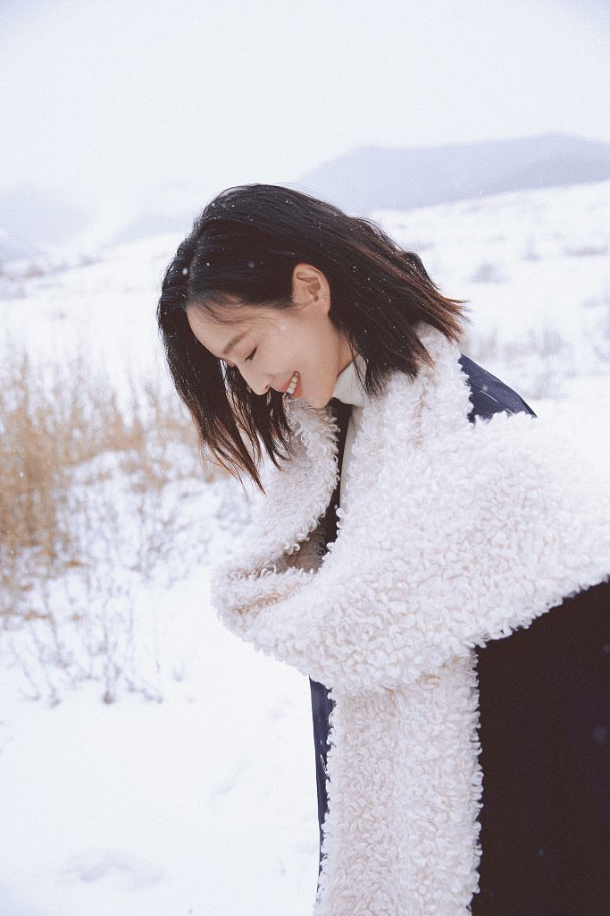 张钧甯发布雪地写真 致敬《情书》经典雪地造型