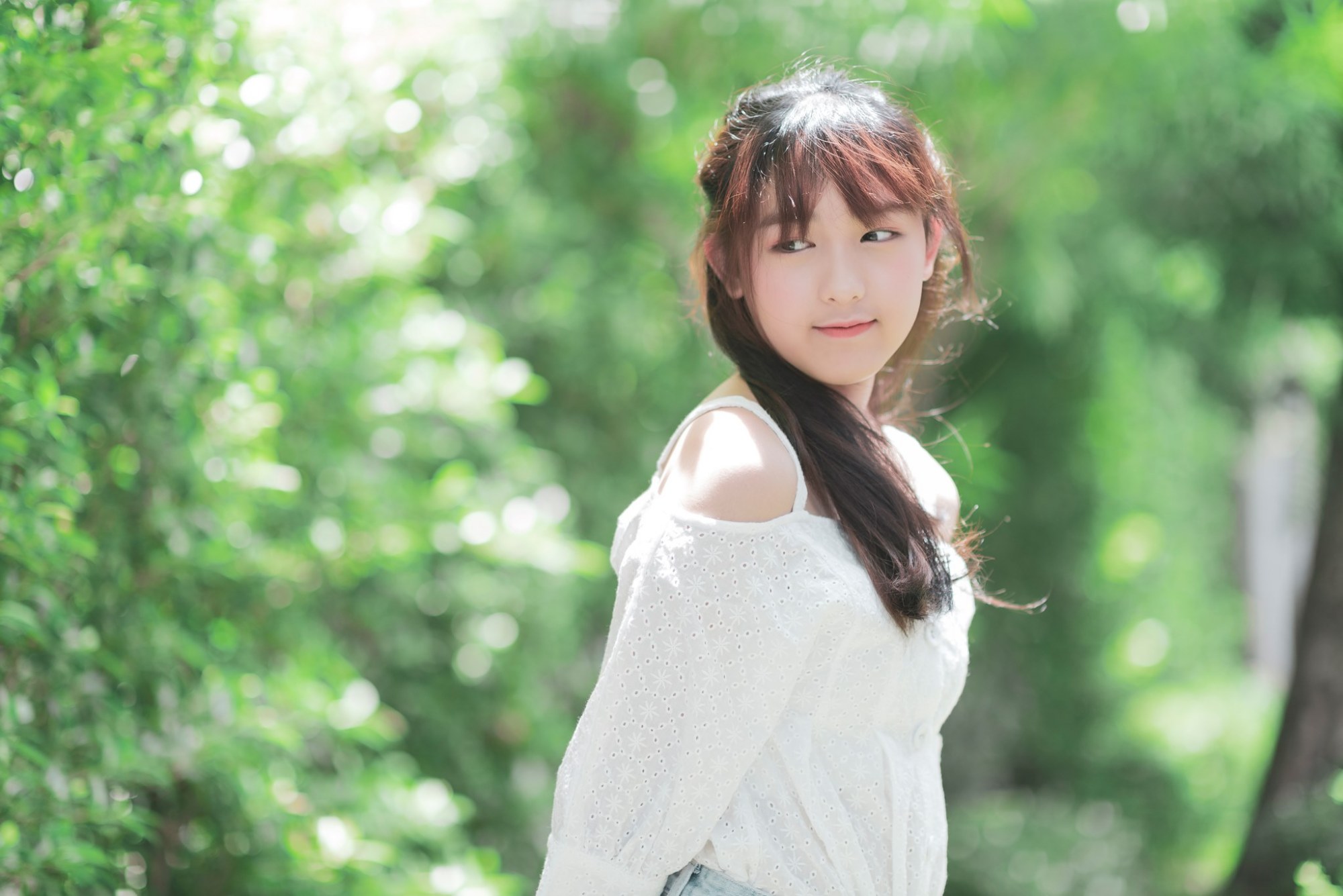 清纯美少女户外随拍,来亲近下自然美吧