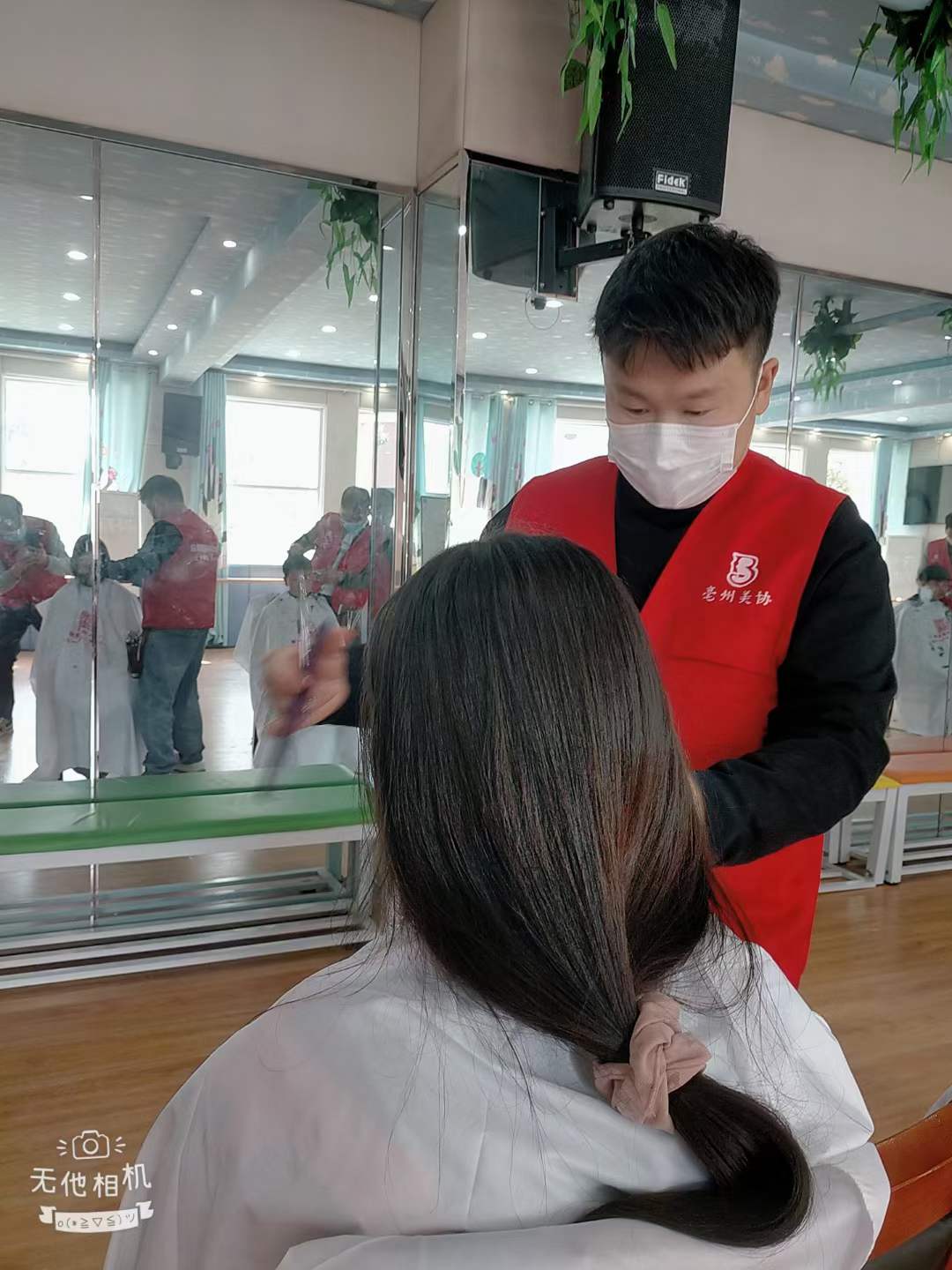 安徽亳州助力疫情防控走进特教学校免费理发