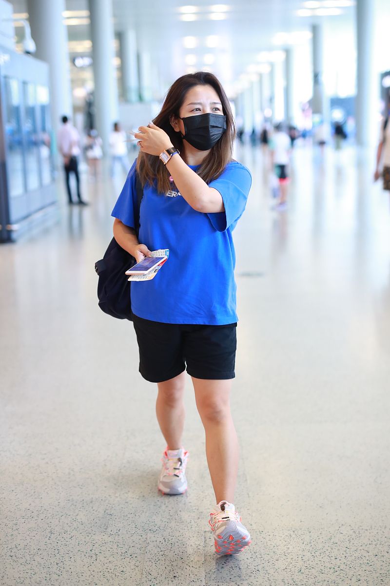 何洁街拍:宝石蓝t恤搭配短裤lining球鞋低调朴素