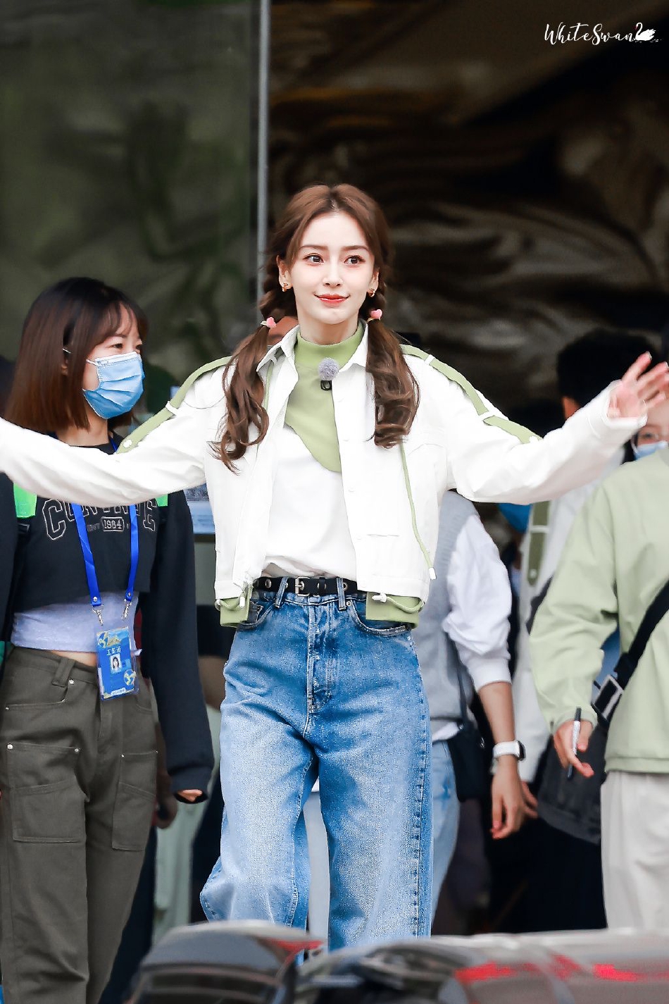 组图:angelababy《奔跑吧》路透 双马尾造型少女感十足