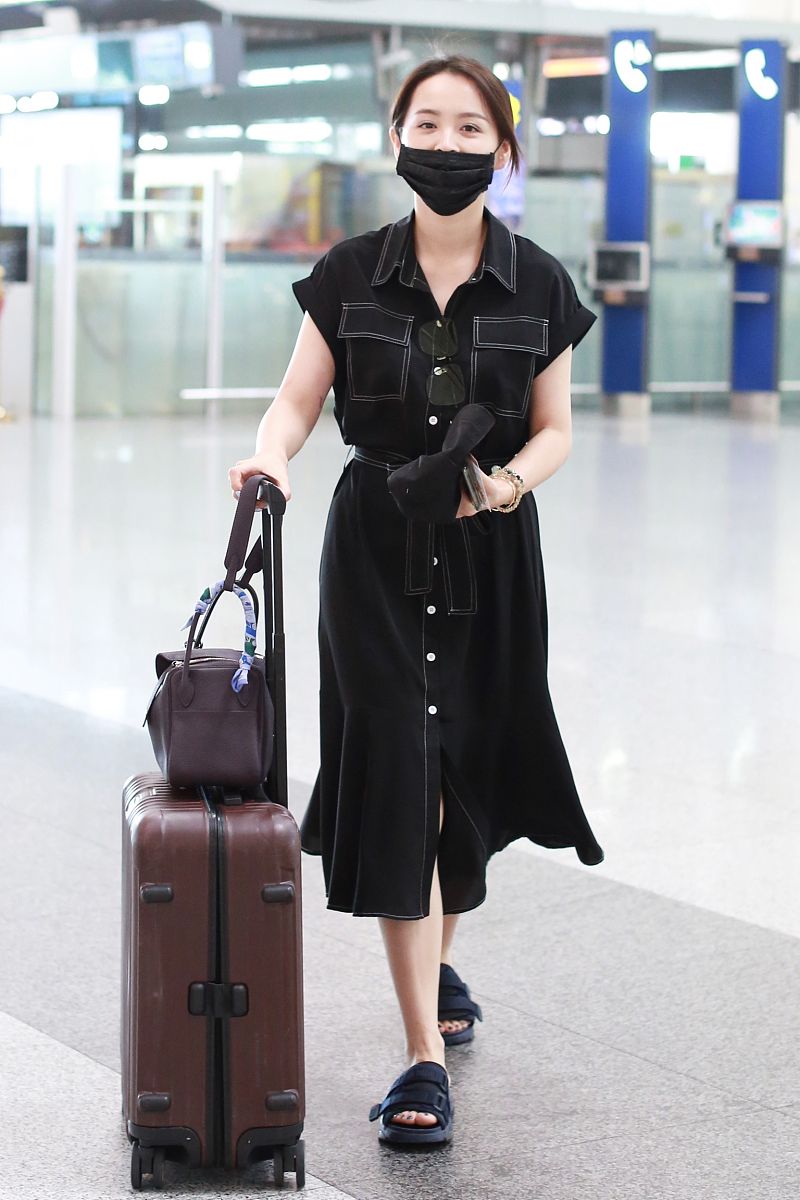 邓莎街拍:法式很一群dior拖鞋hermes lindy手袋精致女人