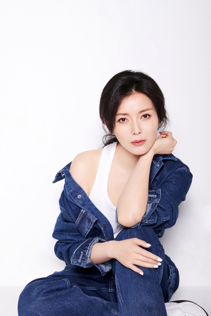 演员刘敏发布白t牛仔造型写真 参演剧《民国大侦探》热播中