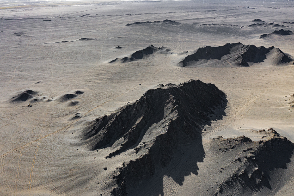 地球上最像月球的地方 航拍青海海西冷湖镇黑独山