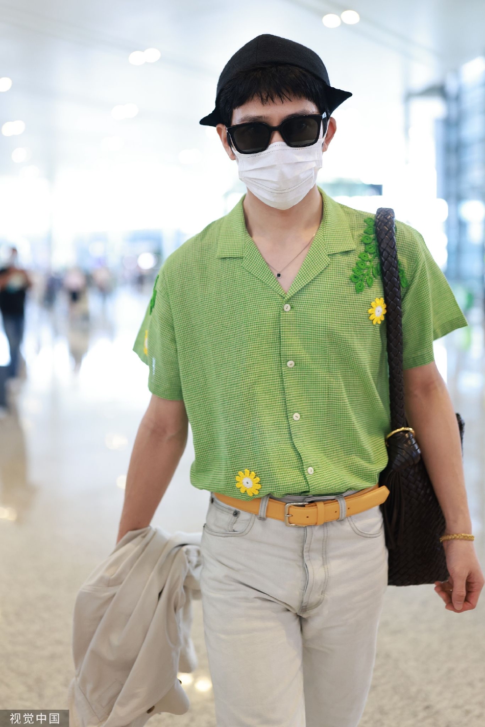 组图:井柏然穿绿色衬衫配黑墨镜现身机场 身材修长胸前配饰抢眼