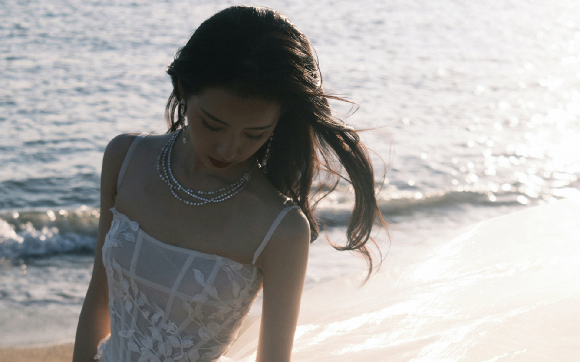 海景夕阳下陈都灵吊带裙性感写真