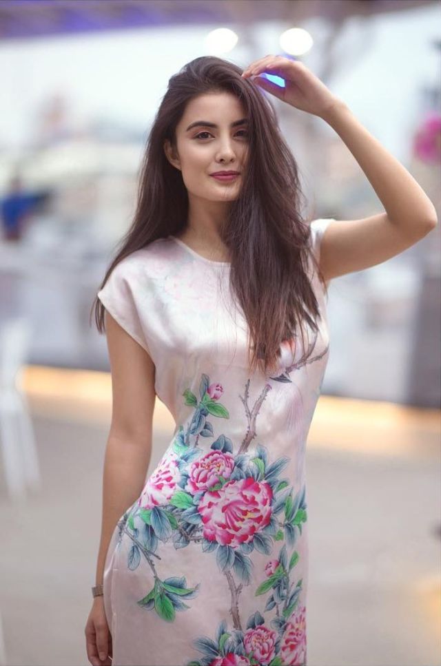 尼泊尔选美冠军niti shah,你可以来饱一下眼福