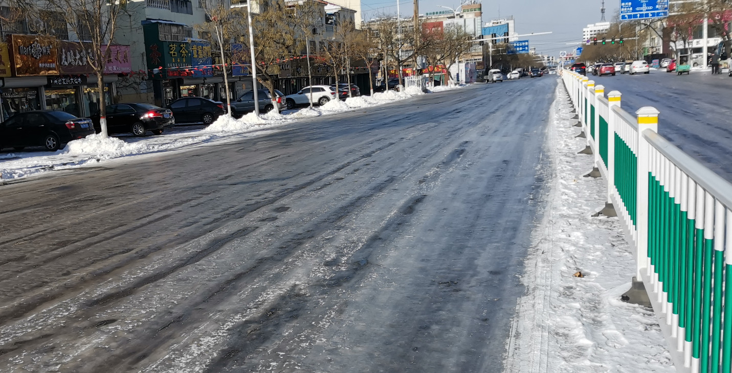 大雪过后第四天,高密市区的街头完全变成了溜冰场!