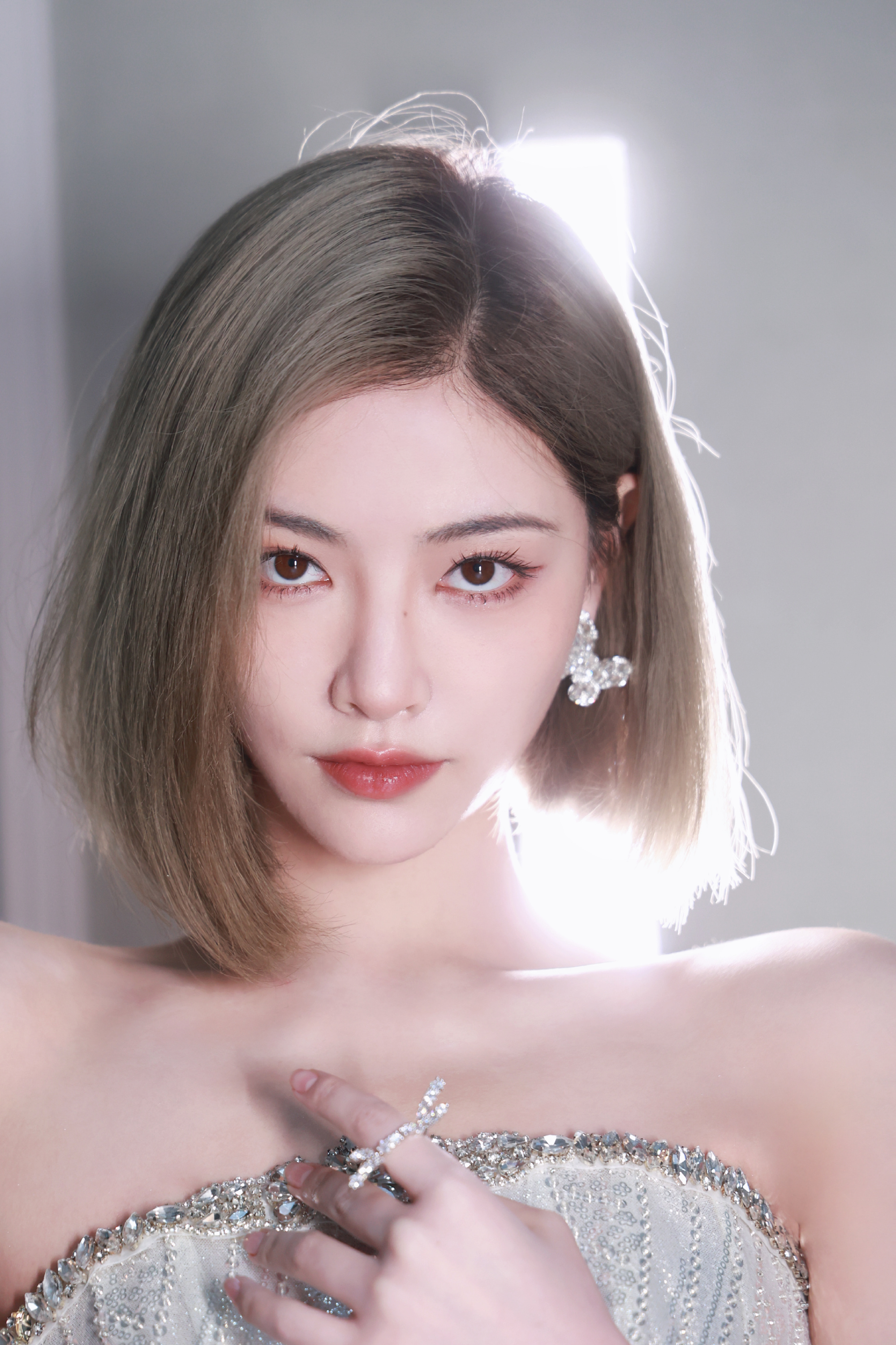 许佳琪白皙皮肤大秀香肩锁骨,身穿抹胸礼裙,化身萌兔表情俏皮