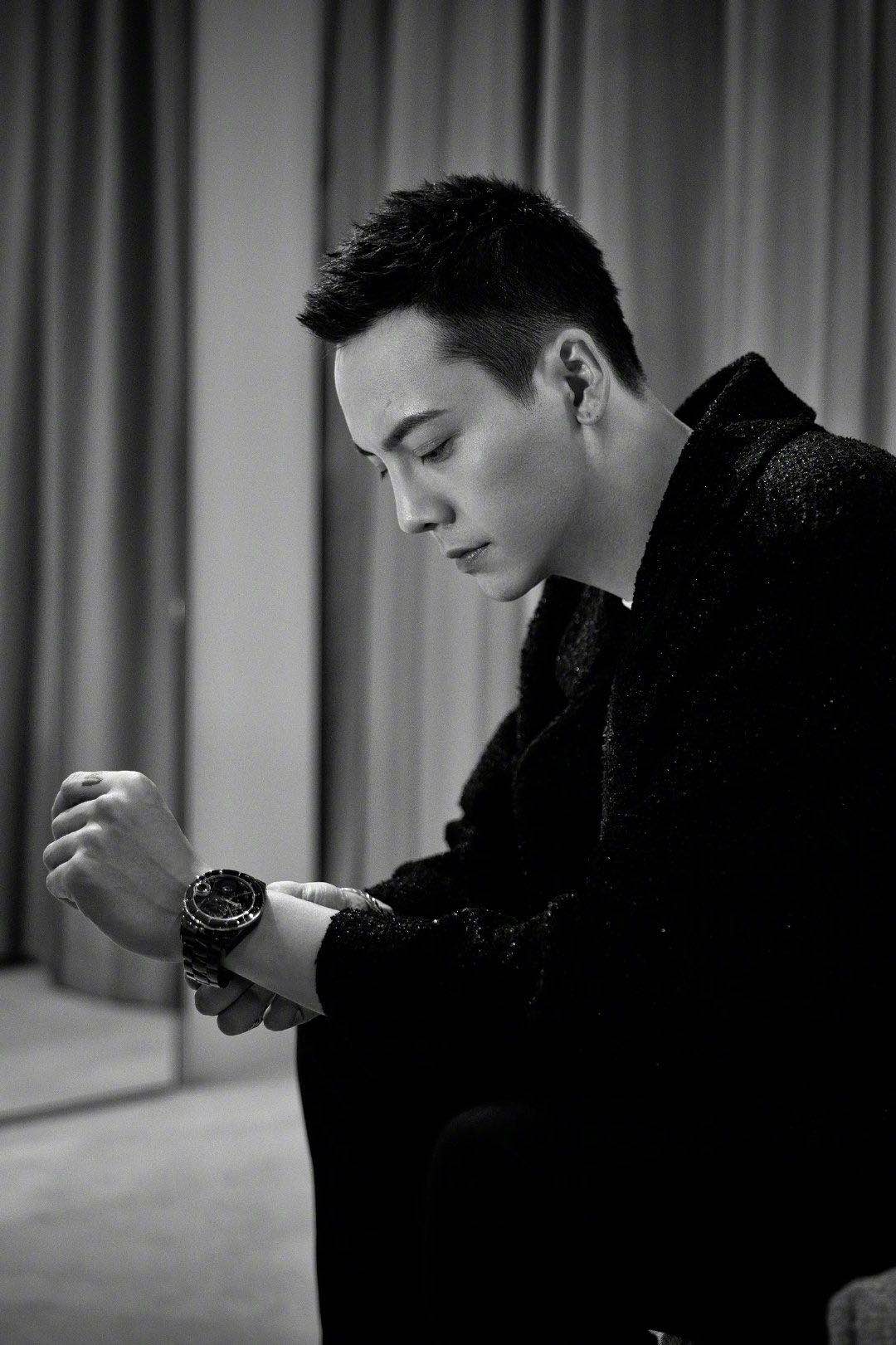 陈伟霆黑白质感大片,黑色外套搭配简约腕表,演绎纯粹的经典黑白