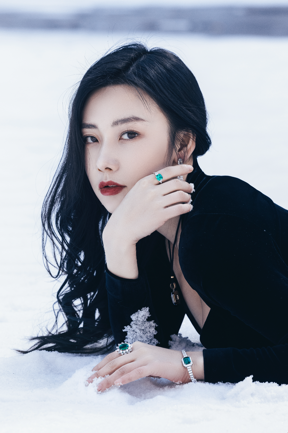 95后娱乐圈新晋小花孙若淇冬日绝美写真,女人味十足