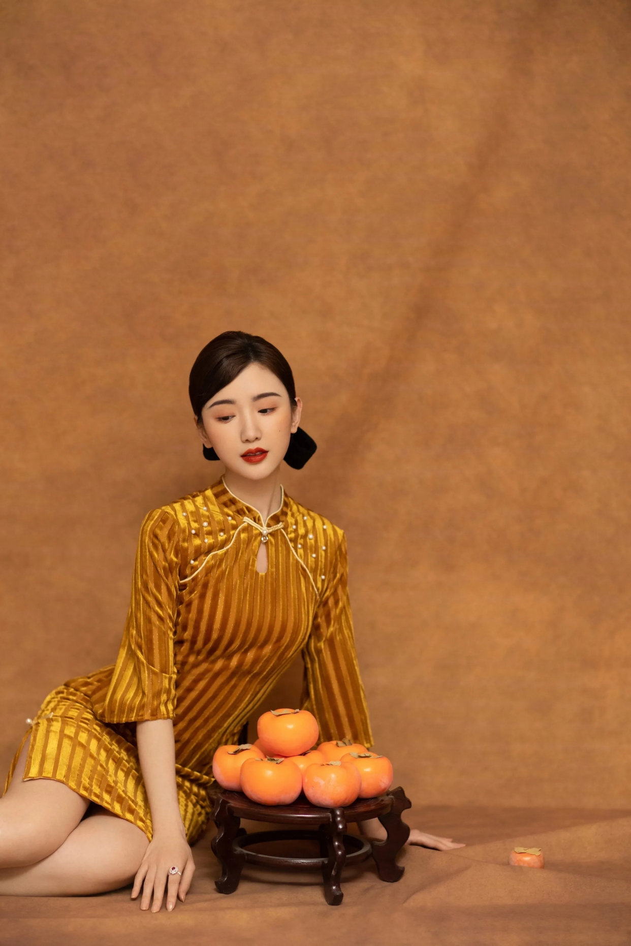 毛晓彤一袭金色旗袍搭配暖色妆容,好端庄可爱