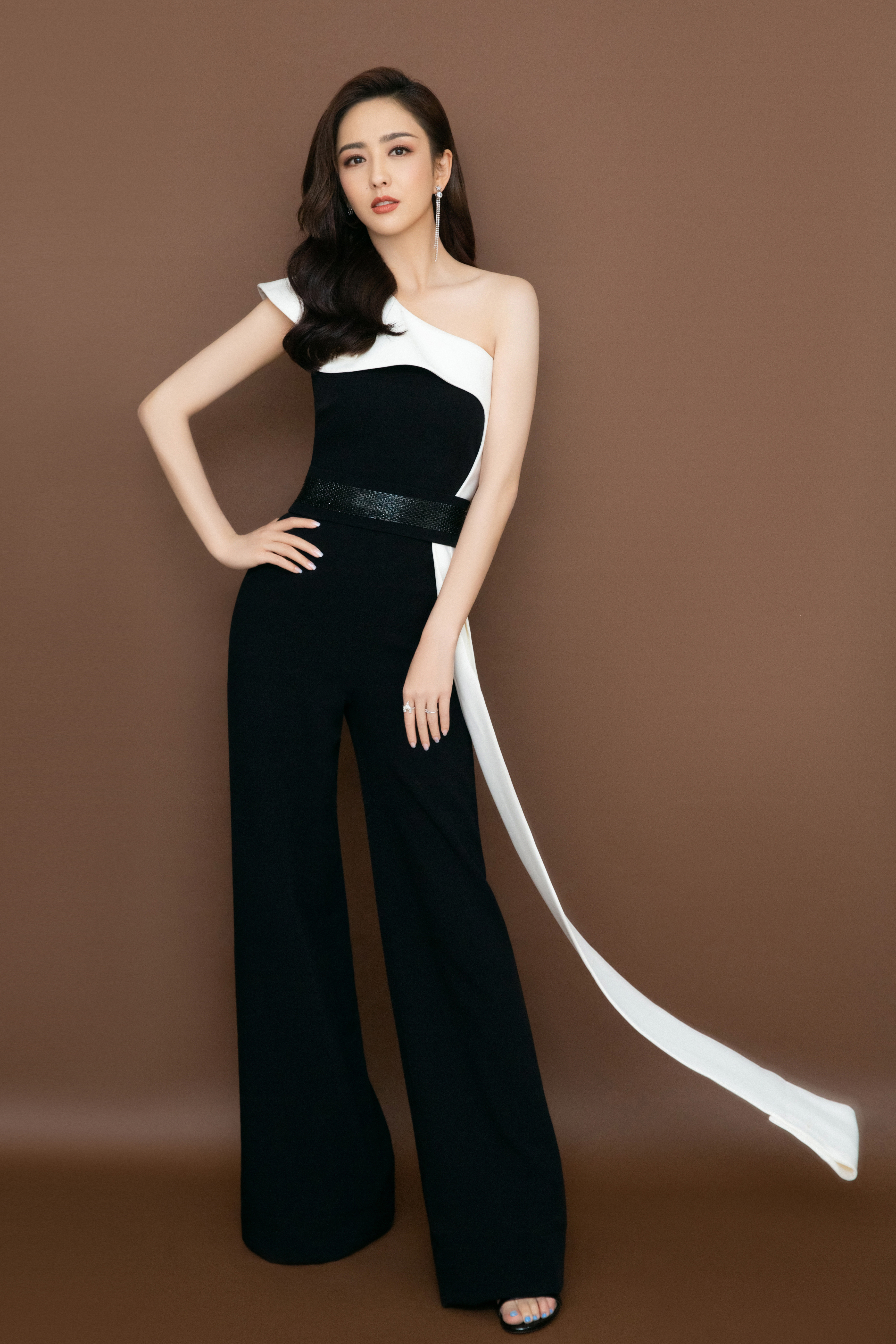 佟丽娅 黑色裙子短裙飒气