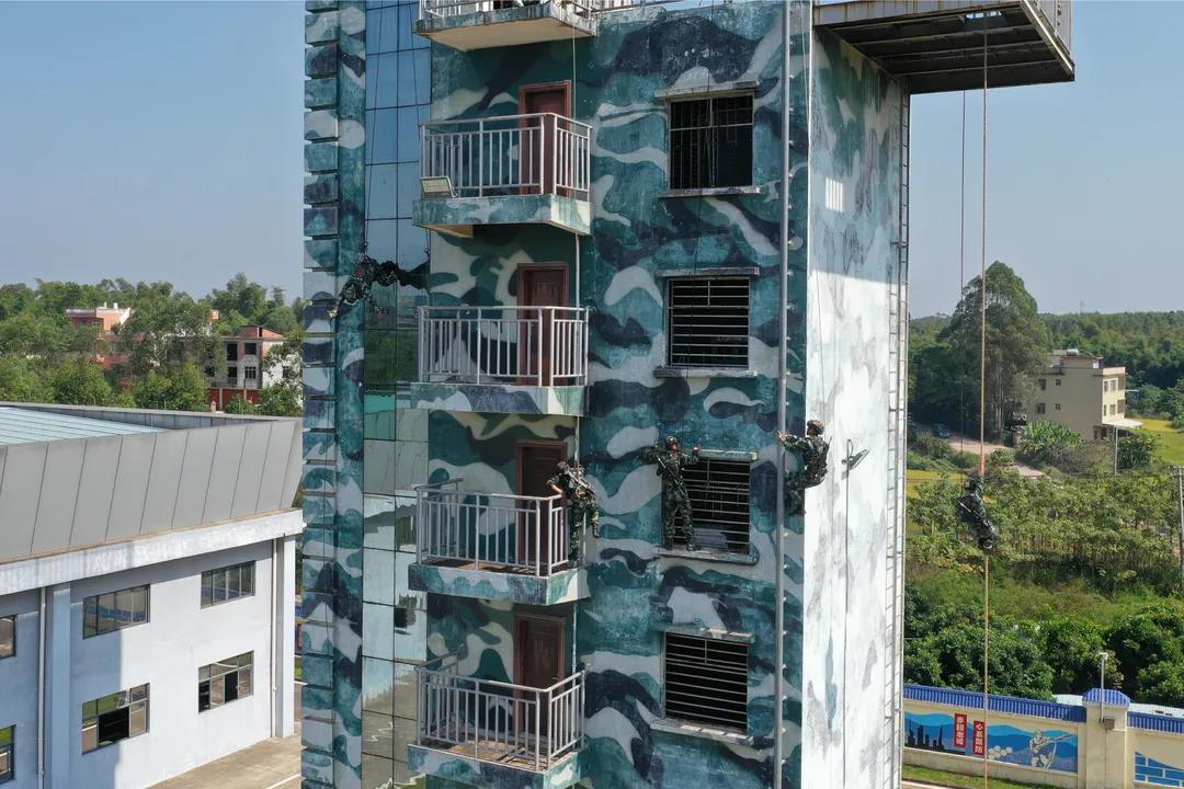 18米高楼,19秒登顶!特战队员飞檐走壁