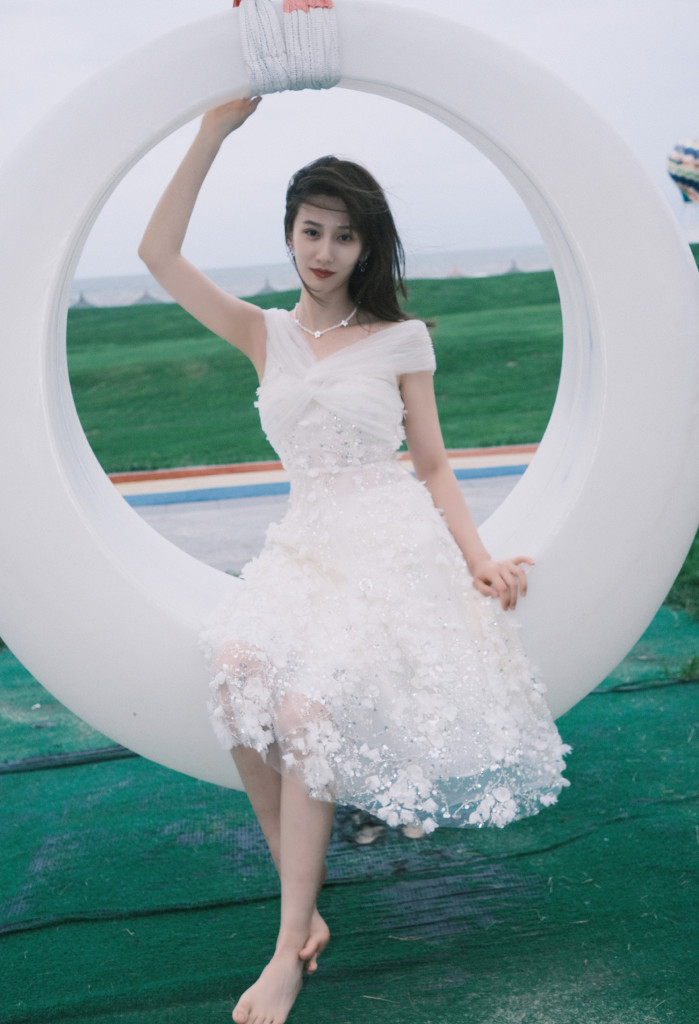 徐悦发布海边写真度假风十足 长发白裙飘逸浪漫