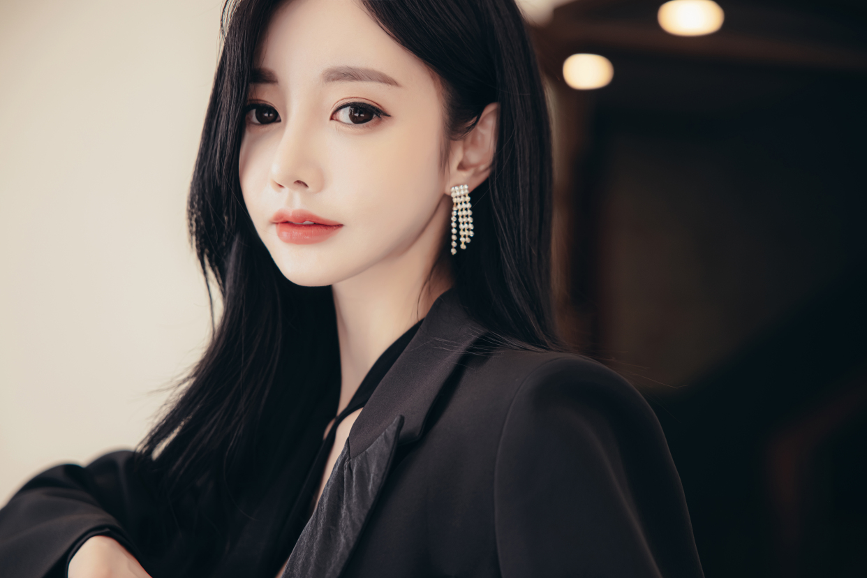 韩国美女孙允珠秋装时尚写真:铂银妖姬幻黑龙舌兰都市衣裙