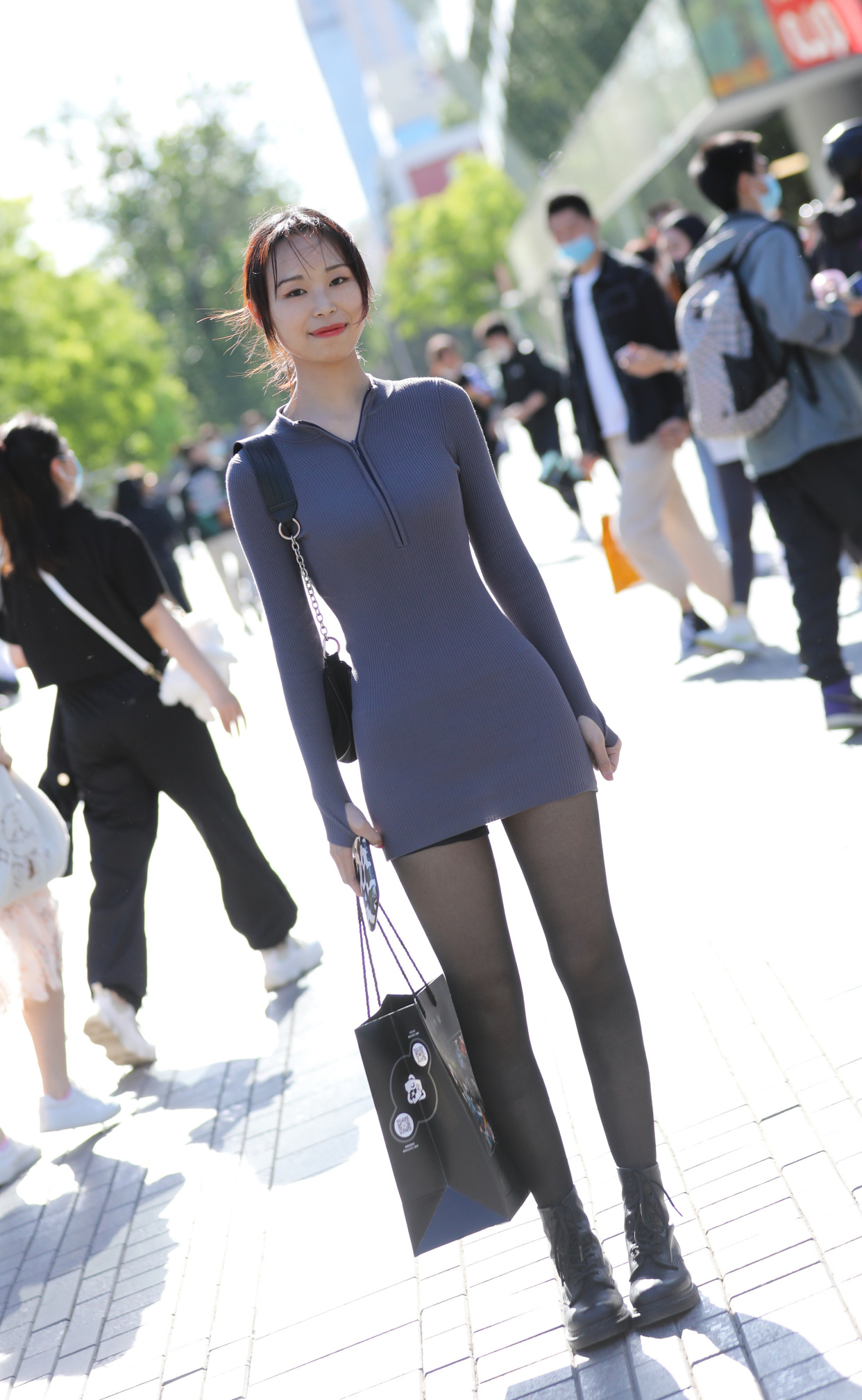 北京街拍:五一假期,原来小姐姐们都在这里扎堆