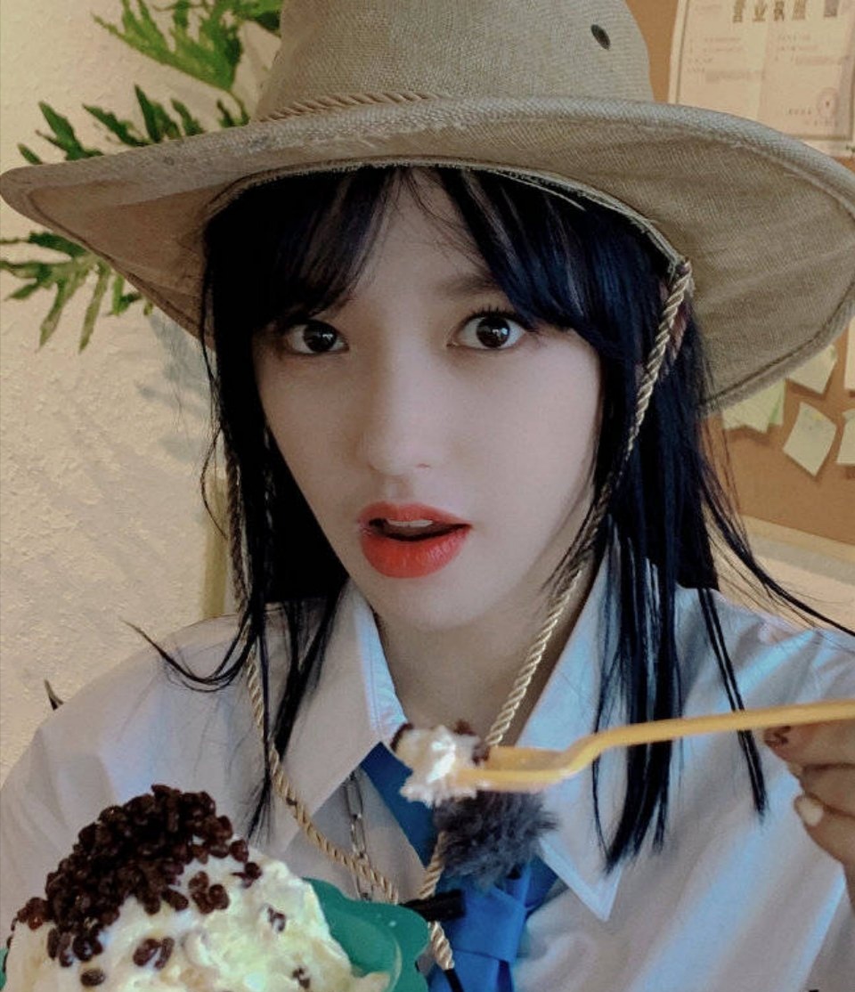 没有刘海的程潇,撩开铁刘海,中分搭配露肩你觉得可吗