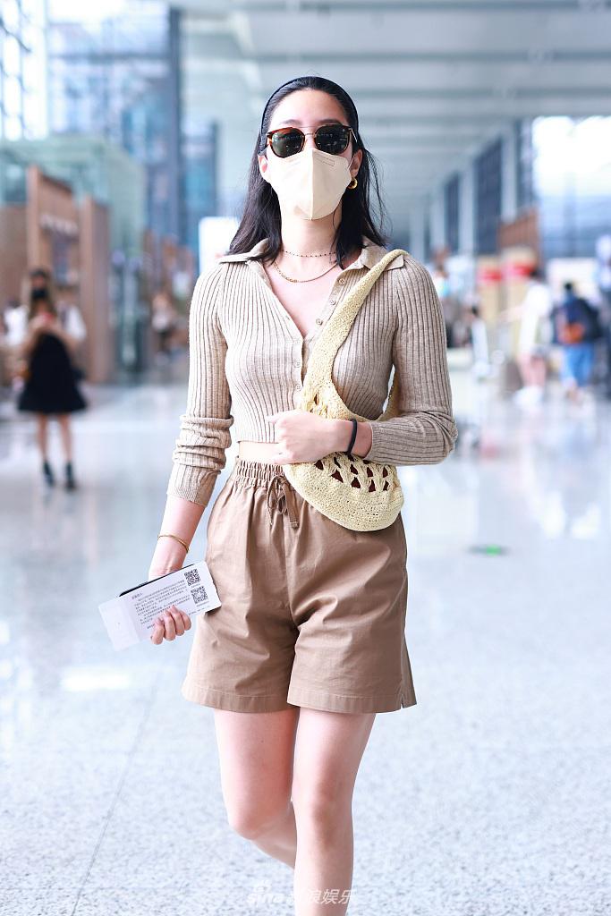 组图:杨采钰奶茶色look穿搭满满高级感 戴发带复古洋气美腿抢镜