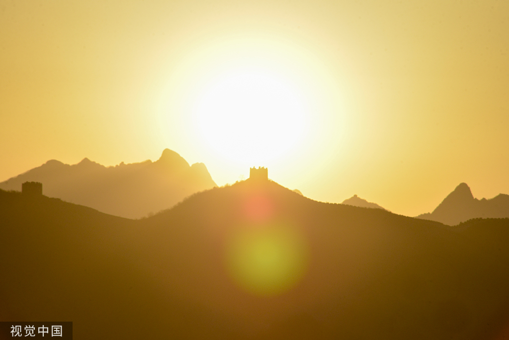 河北承德:旭日东升 晨光映照金山岭长城