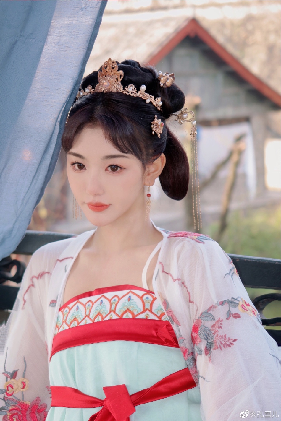 组图:孔雪儿晒剧组工作花絮照 古装造型对镜自拍拗造型