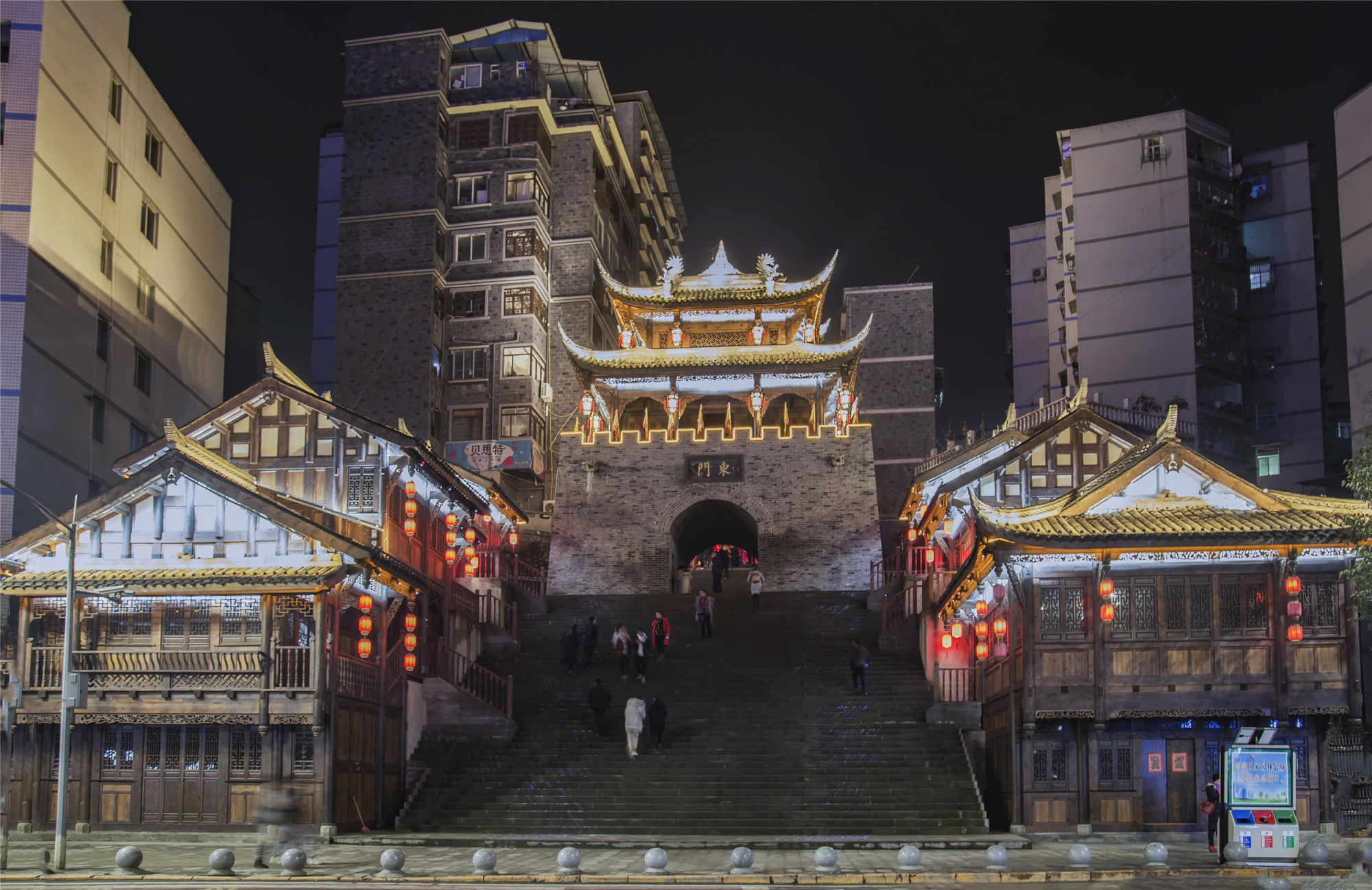 重庆城口:老街夜色 绚丽多彩