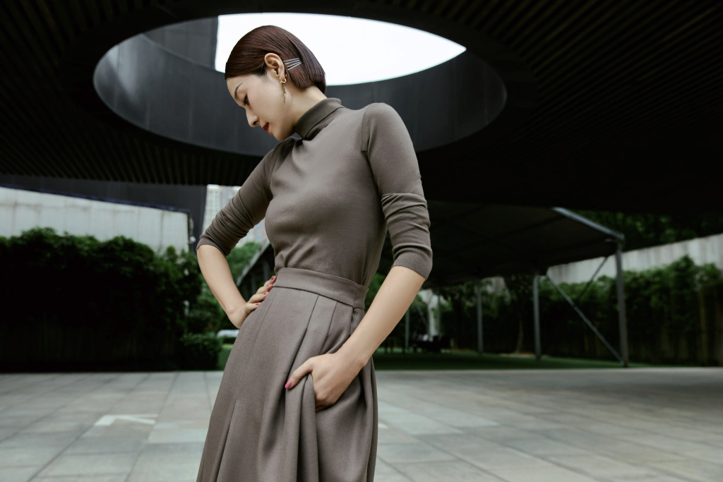 马伊琍出席maxmara品牌活动 灰色系造型优雅与现代并存