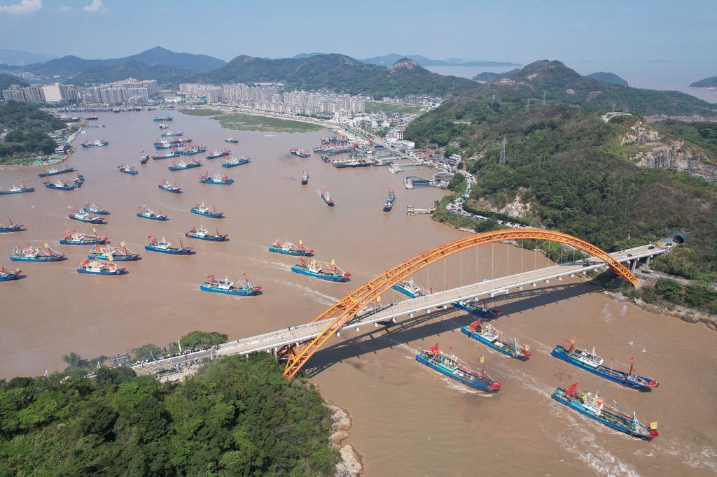 近2000艘大马力钢质渔轮驶出象山石浦港 东海全面开渔