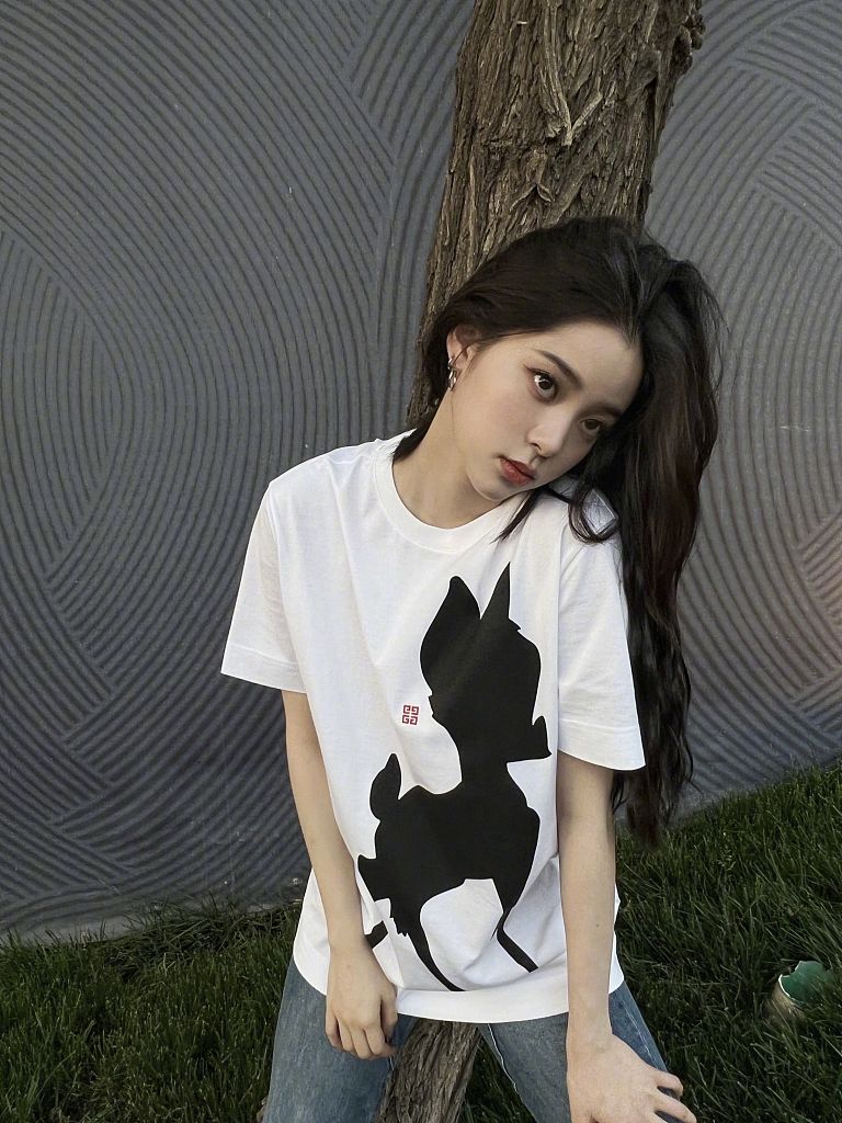 欧阳娜娜简约白t搭牛仔裤清新可爱 中分披肩卷发气质迷人