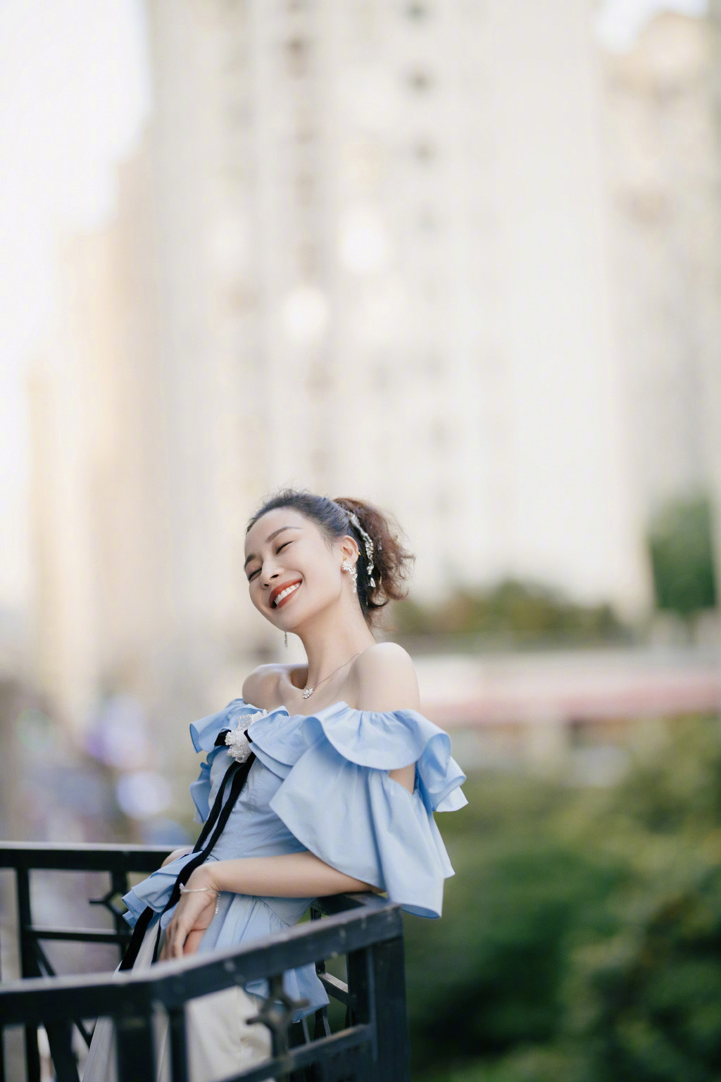 孙佳雨写真 简约干练 金枝玉叶